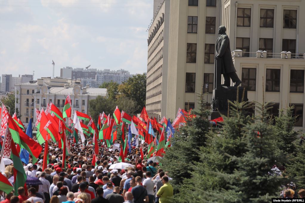 Lukashenka: "We are offered NATO soldiers: black, yellow-mouthed, and white hair", "I will never agree for that", "I want our kids and grand-children to live in their own state". People are chanting: "THANK YOU! THANK YOU!"