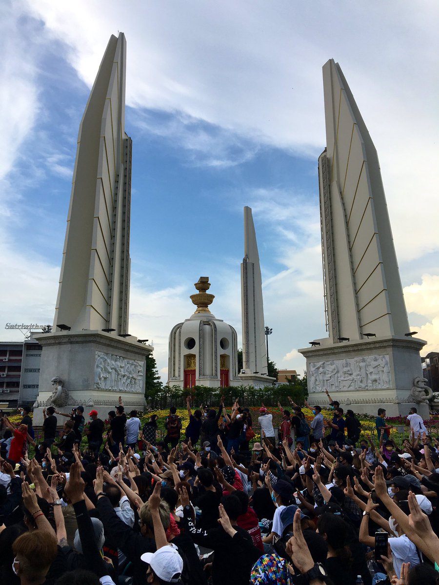 Thousands of Thai protestors hold up a three-finger salute as a symbol of resistance against authoritarianism in a rally at the symbolic Democracy Monument in Bangkok.  #WhatsHappeningInThailand  #ขีดเส้นตายไล่เผด็จการ  #ประชาชนปลดเเอก