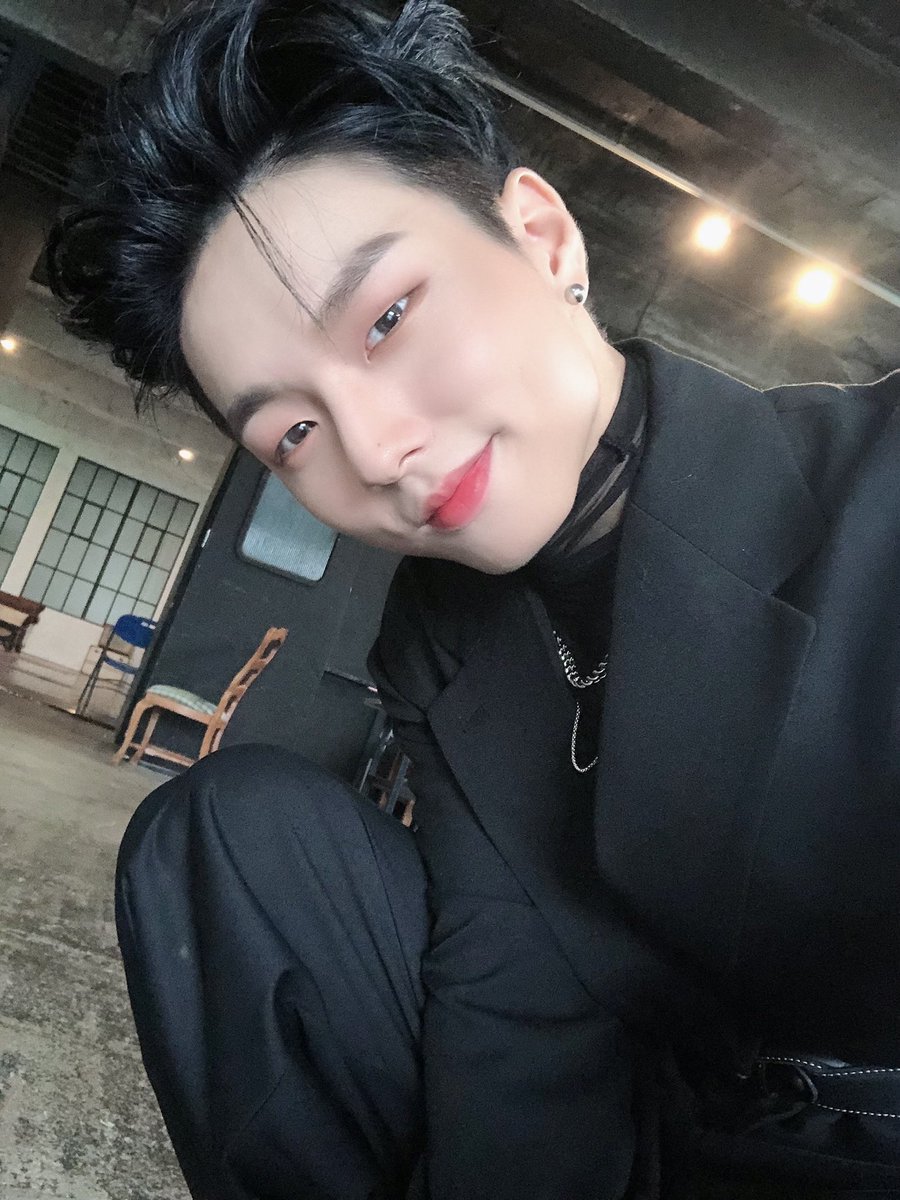 7OC_official's tweet image. [#태영]

로즈들
얼른 보고싶어요🌹

#세븐어클락 #7oc #아프지않기 #마스크필수😷