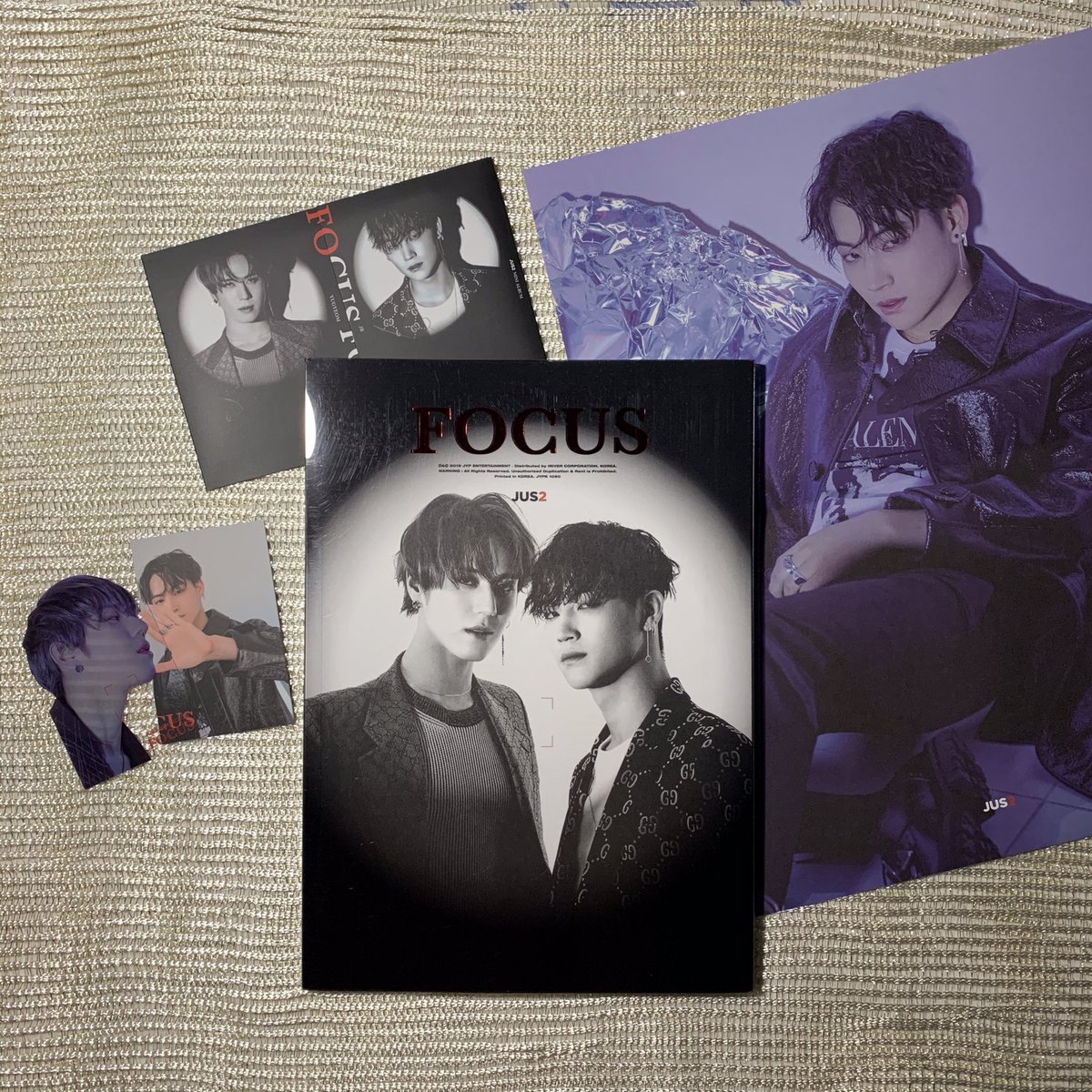 jacksonwangs's tweet photo. [𝗣𝗟𝗘𝗔𝗦𝗘 𝗥𝗧] selling JUS2 FOCUS album ‼️

• PH only 
• includes CD + lyrics poster + 2 photocards + unit photocard + accordion book
• 700 Php
• using funds for college :(( please help!!

DM ME! #GOT7 #갓세븐 #JUS2 https://t.co/foSUqMp9s8