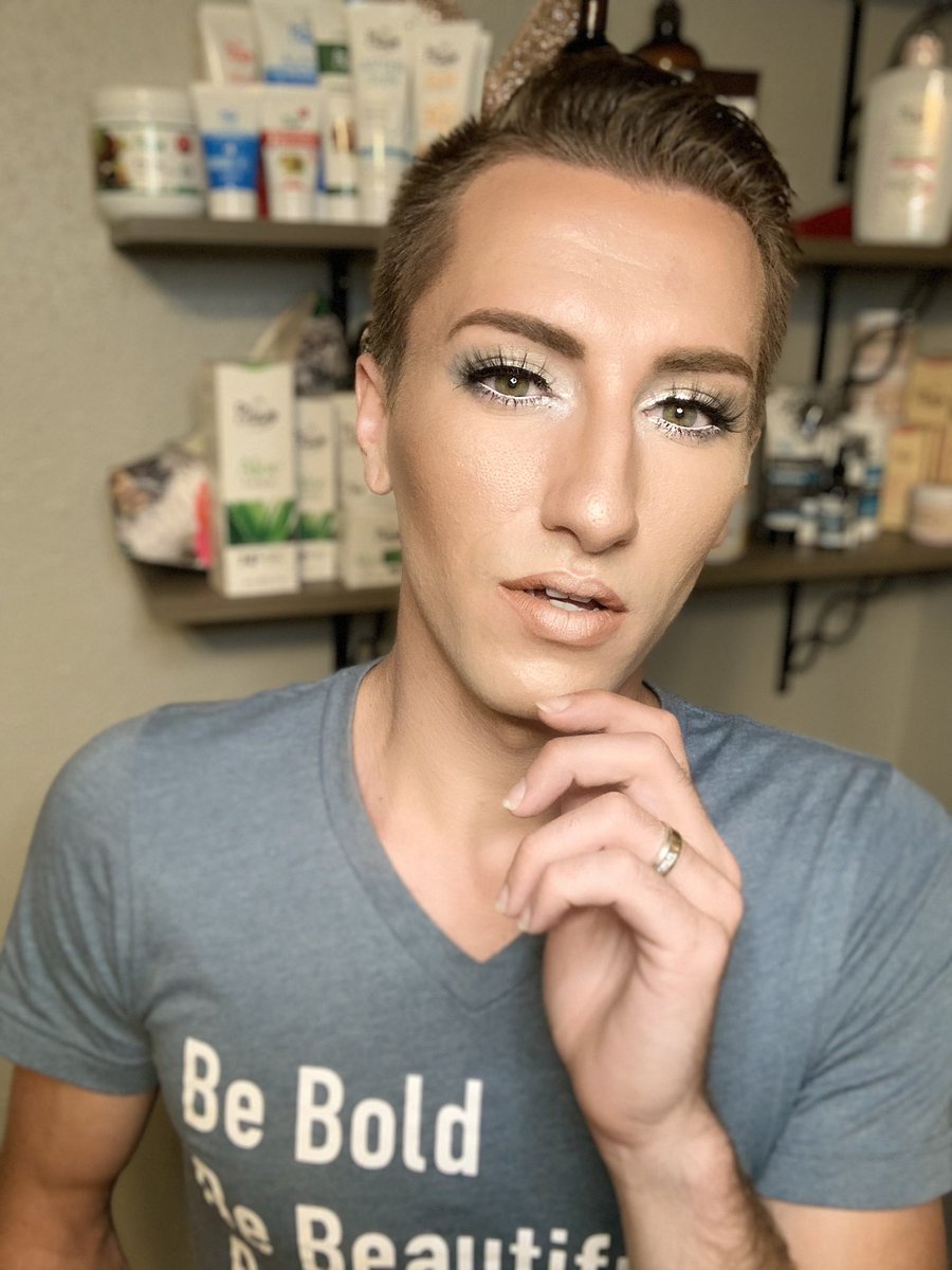 JMLBeautyDude's tweet photo. In 2020 we need to remember positives over negatives. Think about your blessings today🤍I’m blessed I have all of you #farmasi #farmasius #Beautyinfluencer #expressyourself #makeup #makeupaddict #LoveYourself #farmasicosmetics #farmasiusa @farmasiusa #meninmakeup #boyswithmakeup https://t.co/92EifKxfj6