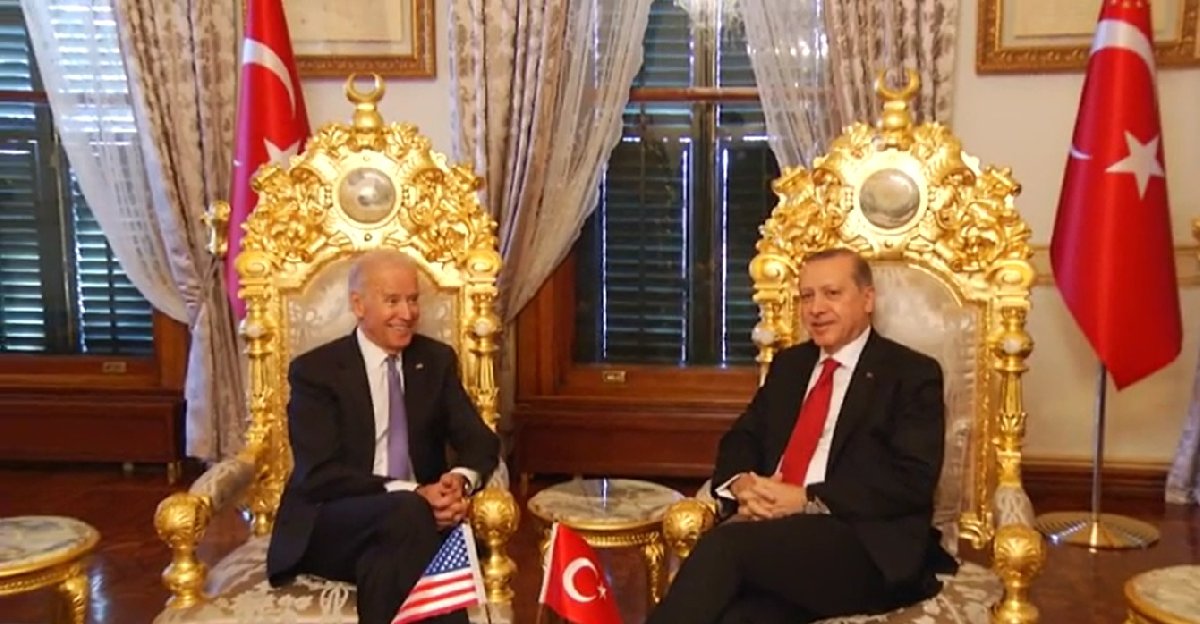 Şatafatlı sarayında dostu #JoeBiden'ı samimiyetle ağırlayan Kemal Kılıçdaroğlu'nu kınım kınım kınıyorum! 🤨