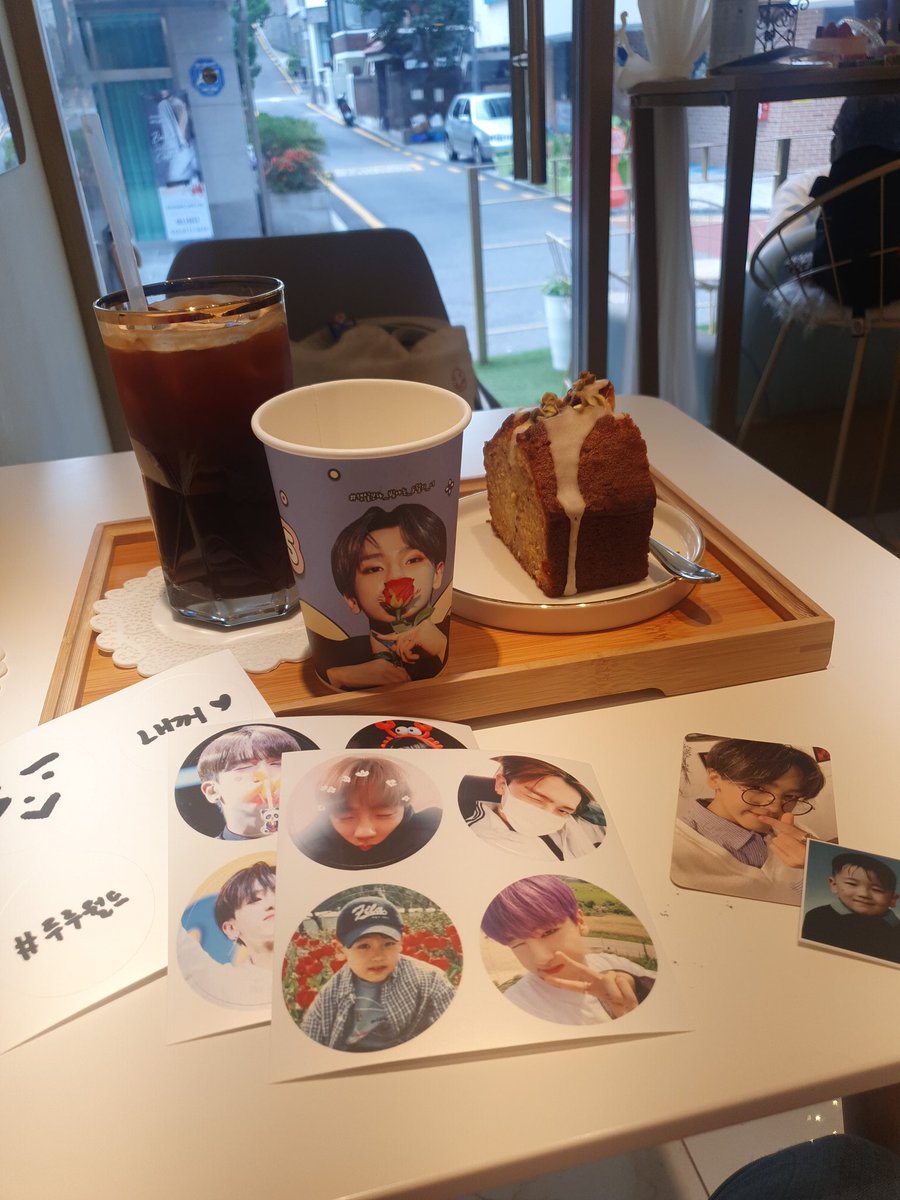 NessaIdolSlayer's tweet photo. The event organized by @STARDUST_RB was really cute! There were pictures of Rubin from B24 and Mix9, + a special book from b24 days on display 😭 and the lady who works there is SO NICE! 😩 

#햇살보다_빛나는_8월의_너
#루빈이_생축_하모하모
#Prince_Rudy_Day
#1TEAM #원팀 #루빈 https://t.co/np3skNr076
