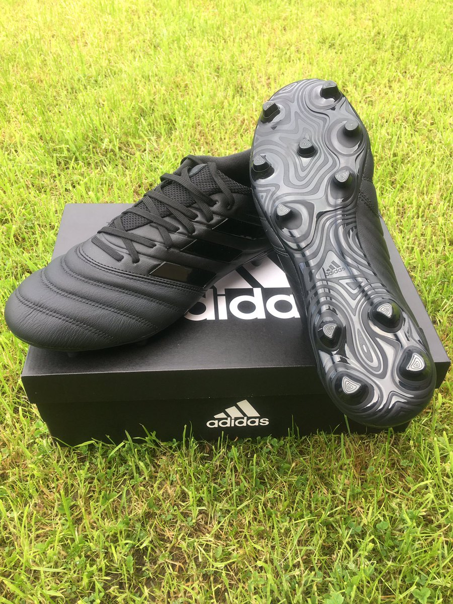 Legend027UTD's tweet photo. New boots arrived thanks to my amazing wife @LaineLucCo. After a few years out, maybe itโs time for a #comeback! Anyone looking for an aging, overweight left-back?
#NewBoots #Adidas #AdidasCopa20 #Copa20 #AllBlack #Football #Comeback2020 #DontExpectMuch https://t.co/5MNbL6j5b8