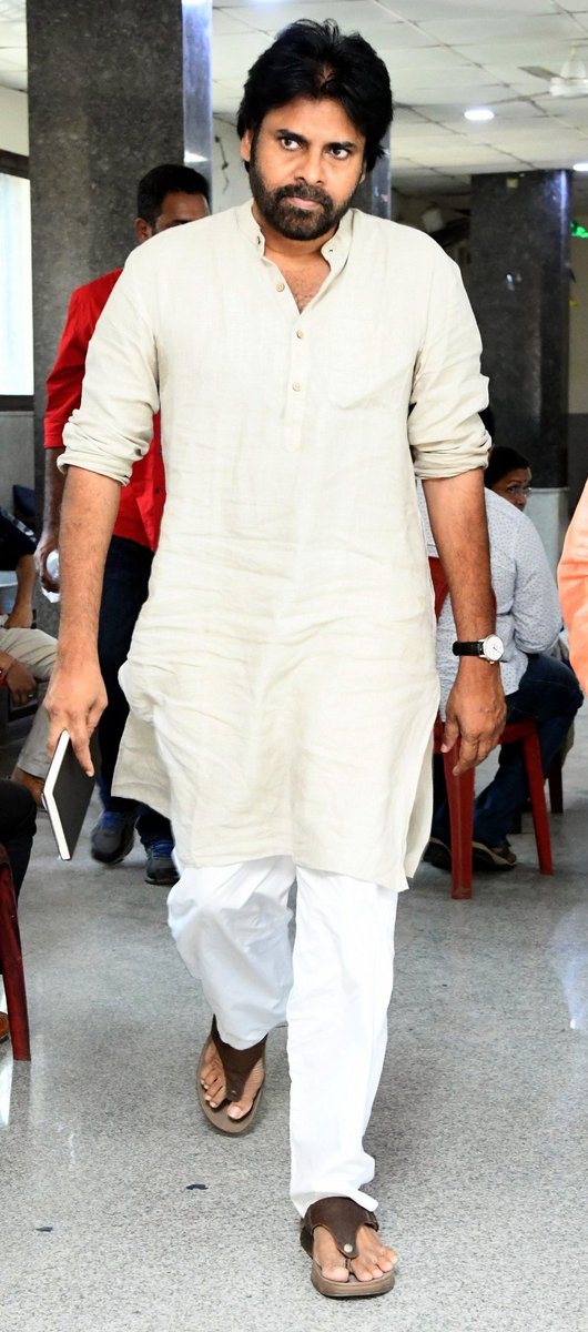 vijayyalla3's tweet photo. Walking with a friend in the dark is better than walking alone in the light.

Helen Keller 

Cults Rt Max 

|| #PawanKalyanBirthdayCDP ||
||#DonatePlasmaSaveLives 🙏|| https://t.co/mUNGS8Qy6s https://t.co/SDEn889QnT