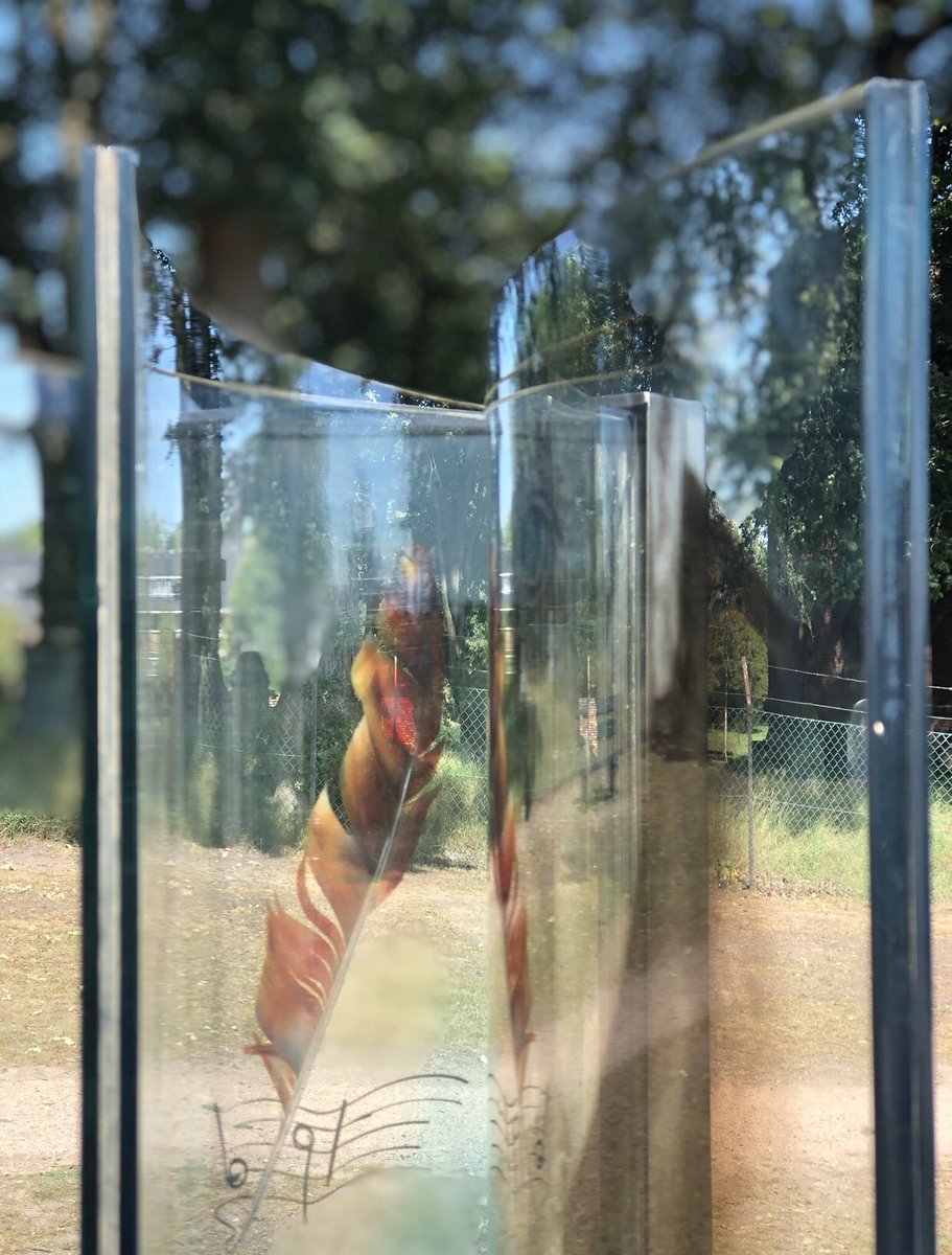 GlassArtDechaux's tweet photo. Natuurlijk herkende iedereen Willem Wilmink op de KUIPERBERG in Ootmarsum.
.
‘Hij is weer terug, in zijn vertrouwde omgeving’.☀️🙏🏻❤️
.
.

#DesireeGrootKoerkamp #dichter #schrijver #willemwilmink #kuiperberg #Galerie  #DechauxGlasdesign #Grotestraat #Ootmarsum #Twente https://t.co/Lmhs0TecV6