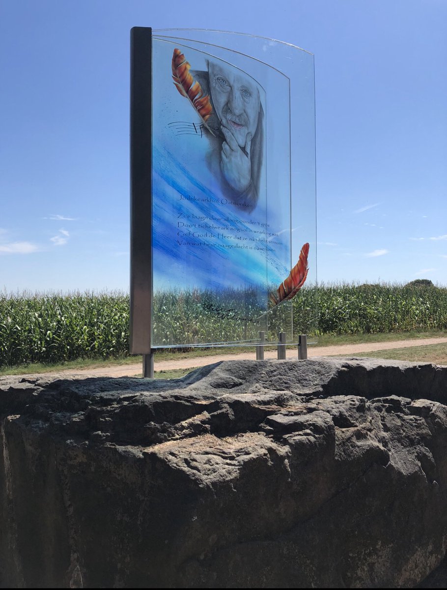 GlassArtDechaux's tweet photo. Natuurlijk herkende iedereen Willem Wilmink op de KUIPERBERG in Ootmarsum.
.
‘Hij is weer terug, in zijn vertrouwde omgeving’.☀️🙏🏻❤️
.
.

#DesireeGrootKoerkamp #dichter #schrijver #willemwilmink #kuiperberg #Galerie  #DechauxGlasdesign #Grotestraat #Ootmarsum #Twente https://t.co/Lmhs0TecV6