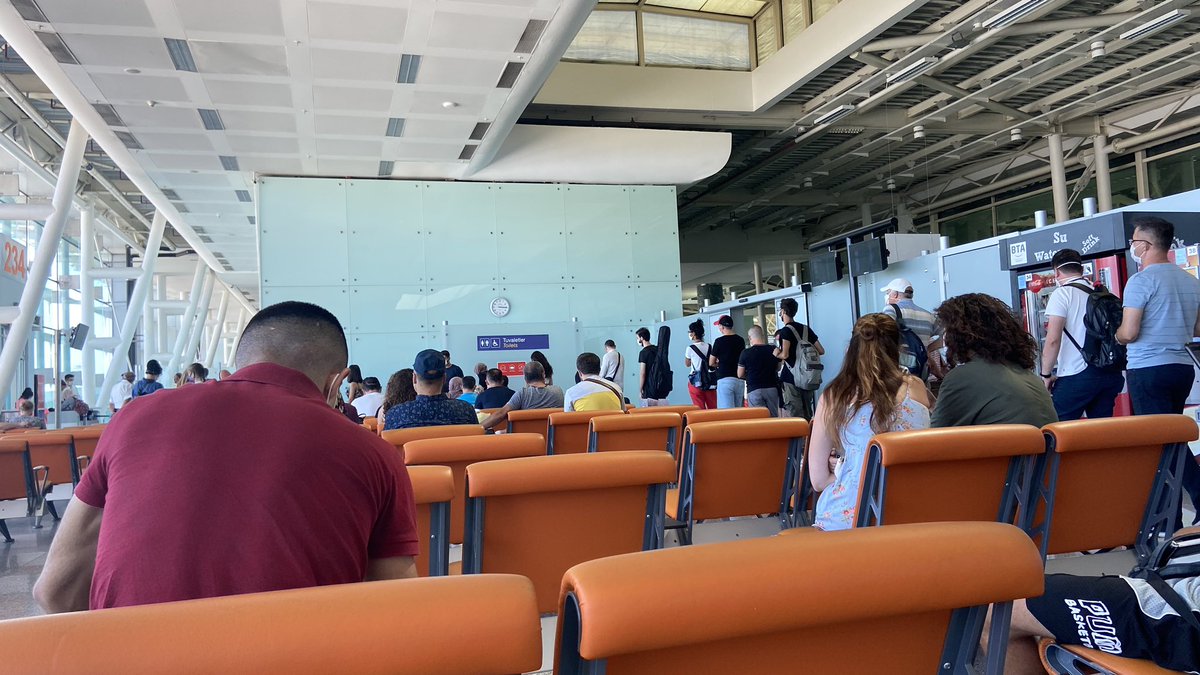 SametEKENTOK's tweet photo. @pegasusdestek Görevli personel uyarma geregi bile duymuyor tıklım tıklım ucaga alıyorlar https://t.co/fRYCvlx5ZO