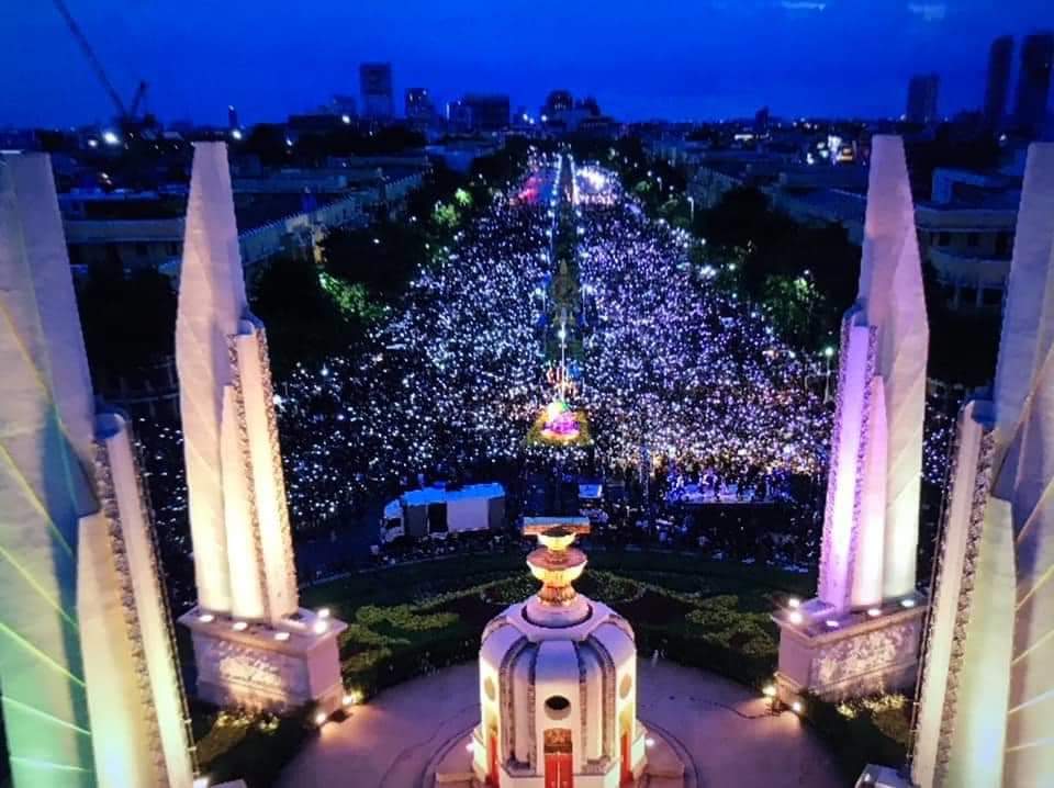 RED_9999's tweet photo. ยามค่ำคืน #ขีดเส้นตายไล่เผด็จการ https://t.co/4C8tMVex5y