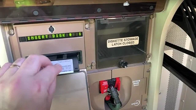 フロッピーディスク、未だにジャンボジェットのソフトウェア更新に使われていた！