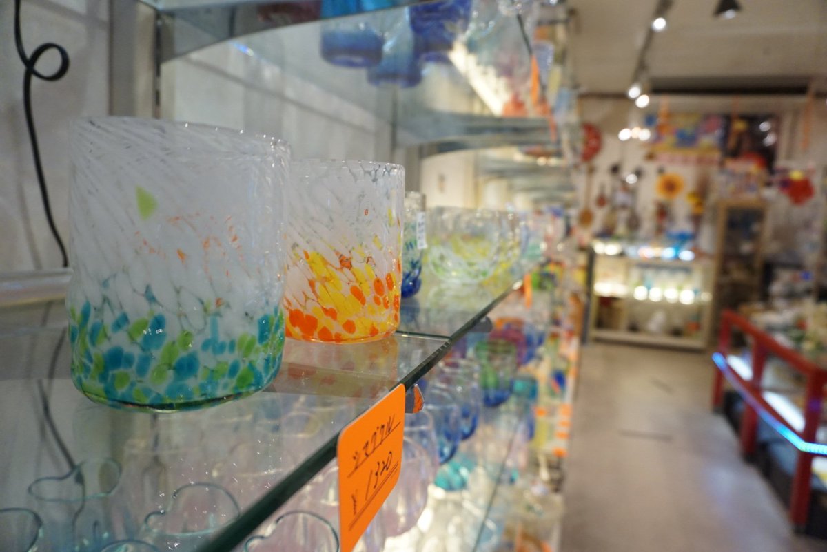 ユーグレナモールにあるお土産屋さん‼️

綺麗なグラスを買うこともできるし、三線もかえちゃうのはこのお店だけー！

ホテルの少ない北部にある米原という地域でしか売ってないシーサーたちを、ここでは特別に取り扱っています！！

#石垣島 #石垣島地元民 #写真