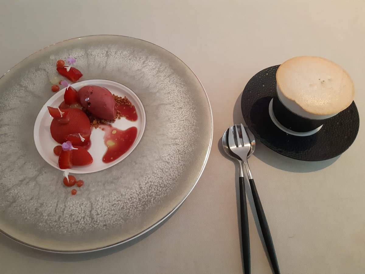 MICHELINgidsBNL's tweet image. Hoor de bedrijvigheid in de open keuken, ruik de intense aroma’s, bewonder en voel het bord, en proef de creativiteit van Dennis Middeldorp. @SenseRestaurant zet uw zintuigen aan het werk.

#shertogenbosh #MichelinStar