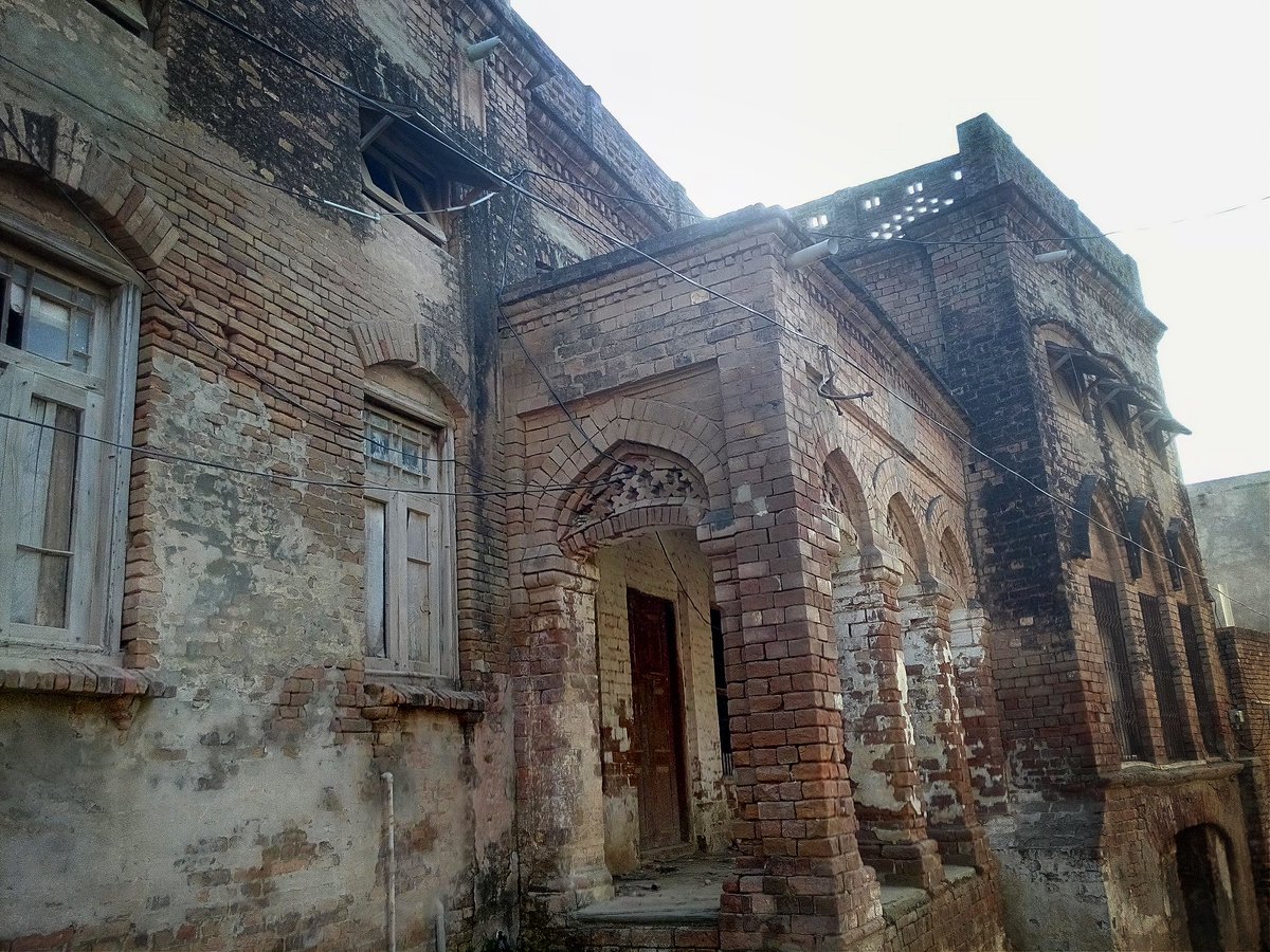 Bhera FortLocated in district Sargodha on the banks of River Jhelum is the historic town of Bhera. The important trading post had been fortified with a faseel (wall) which was dotted by 8 gates. Little of this original wall survives today.