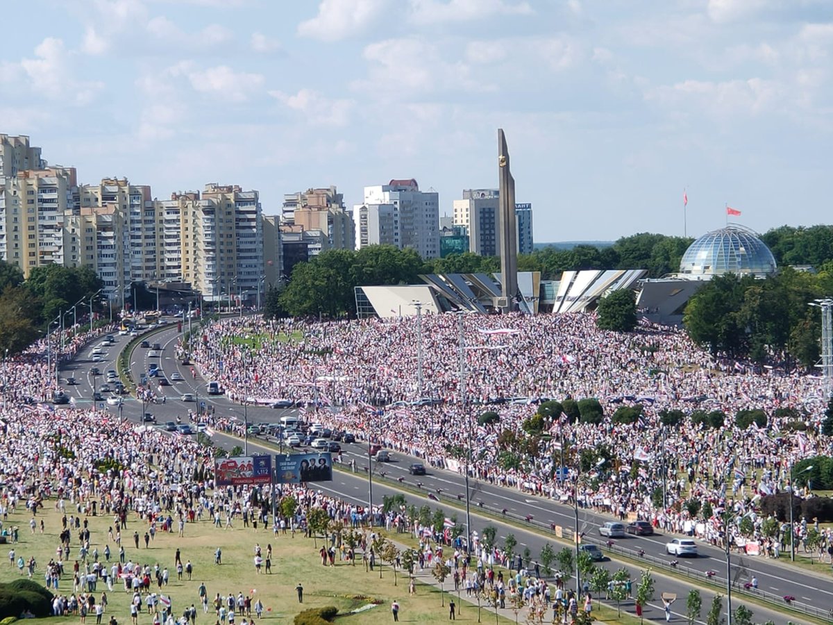 HannaLiubakova's tweet image. Immense crowds,tens of thousands are gathering right now in #Minsk. People are still coming. They are protesting against #Lukashenko and police brutality. There's no leader but people are self-organised and peaceful. The plan was changed last-minute,but people knew where to come