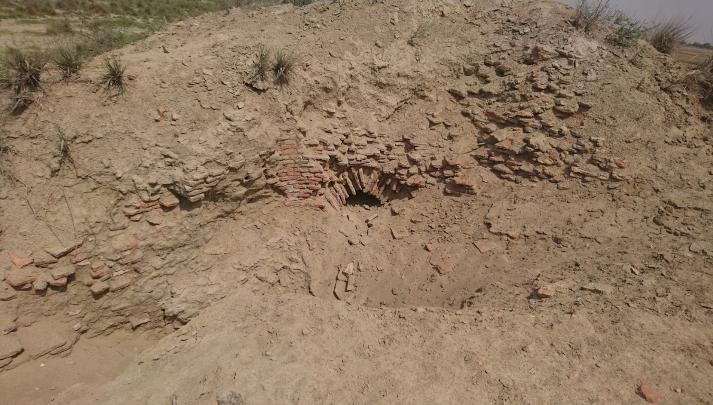 Ruins of Fort FatehgarhLocated in Okara district. Despite the poor condition, its walls can still be seen. A few graves are also present on the location.