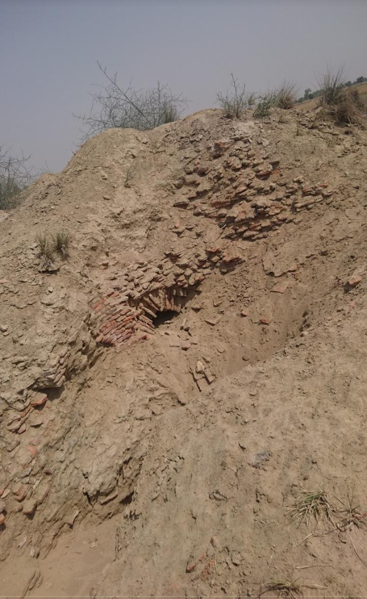 Ruins of Fort FatehgarhLocated in Okara district. Despite the poor condition, its walls can still be seen. A few graves are also present on the location.