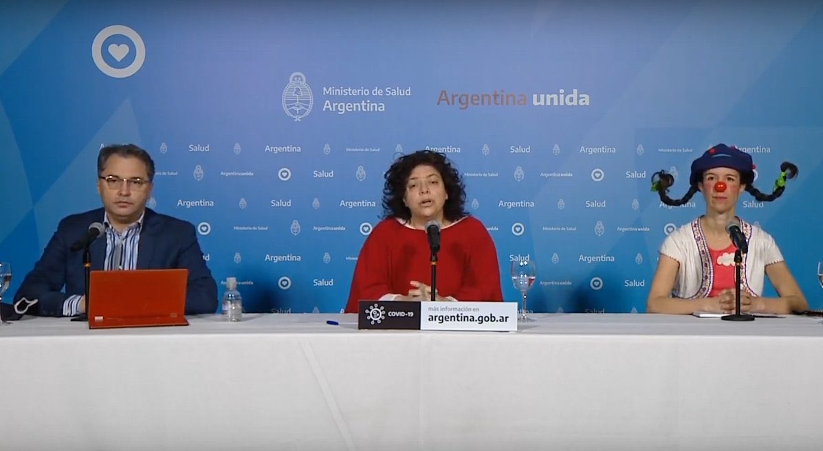maquialifraco's tweet photo. No, no está editado. Metieron un PAYASO en la conferencia de prensa en la anuncian muertos. Salud es Ministerio. https://t.co/VErREGNHif