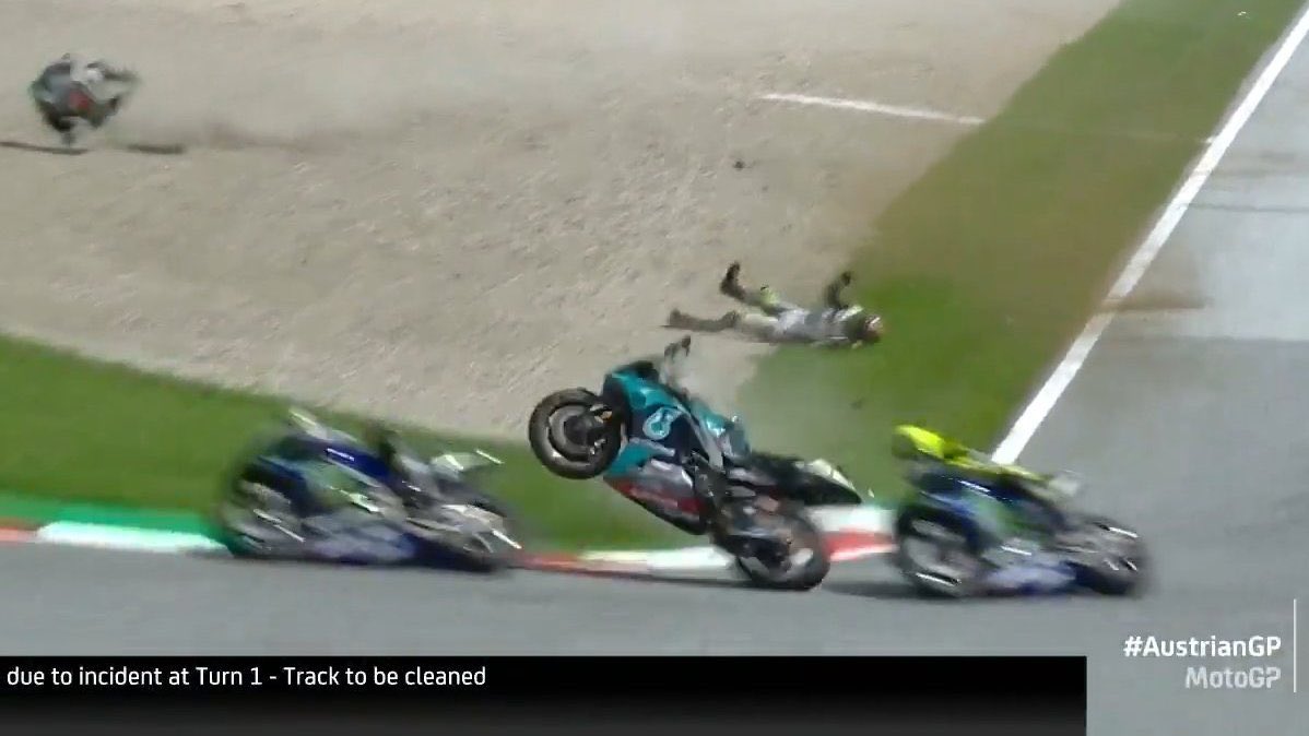 elchiringuitotv's tweet photo. 🏍📸LA IMAGEN📸🏍
Accidente de Morbidelli en la que su moto sale disparada y no impacta en Maverick Viñales y Valentino Rossi de puro milagro. #AustrianGP https://t.co/Xx2DY3IqC4