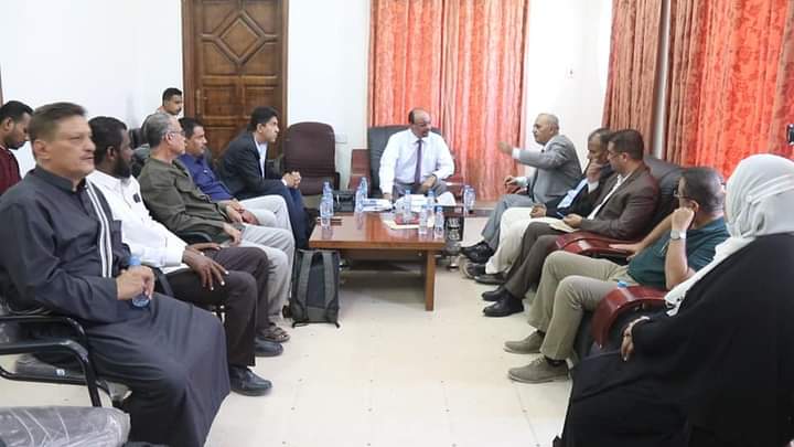 ناقش اجتماع اليوم بسيئون برئاسة القائم بأعمال وزير المياه المهندس توفيق الشرجبي الية استئناف اعمال مشروع مجاري سيئون الممول من الصندوق العربي للإنماء الاقتصادي والاجتماعي  بحضور الوكلاء المساعدين لشؤون وادي وصحراء حضرموت المهندس هشام السعيدي وعبدالهادي التميمي.