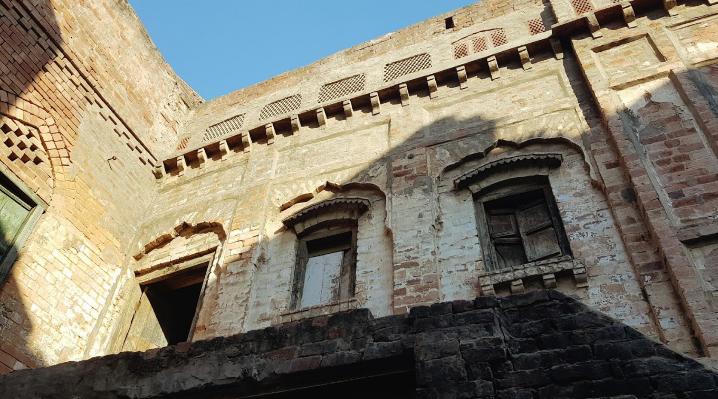 Qila Gujar SinghLocated outside the walled city of Lahore it was the stronghold of Gujar Singh Bhangi who was one of the major stakeholders of the Bhangi misl and controlled area south-west of Lahore. Many parts of the original wall and gates survive.