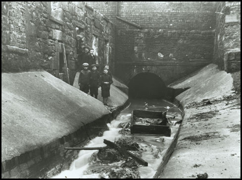 One of Robert’s brothers remembers them playing in the skin factory, leaping into huge piles of wool, and mucking around in the Molendinar, which was often filled with raw sewage emptied out by the Royal Infirmary up the hill.