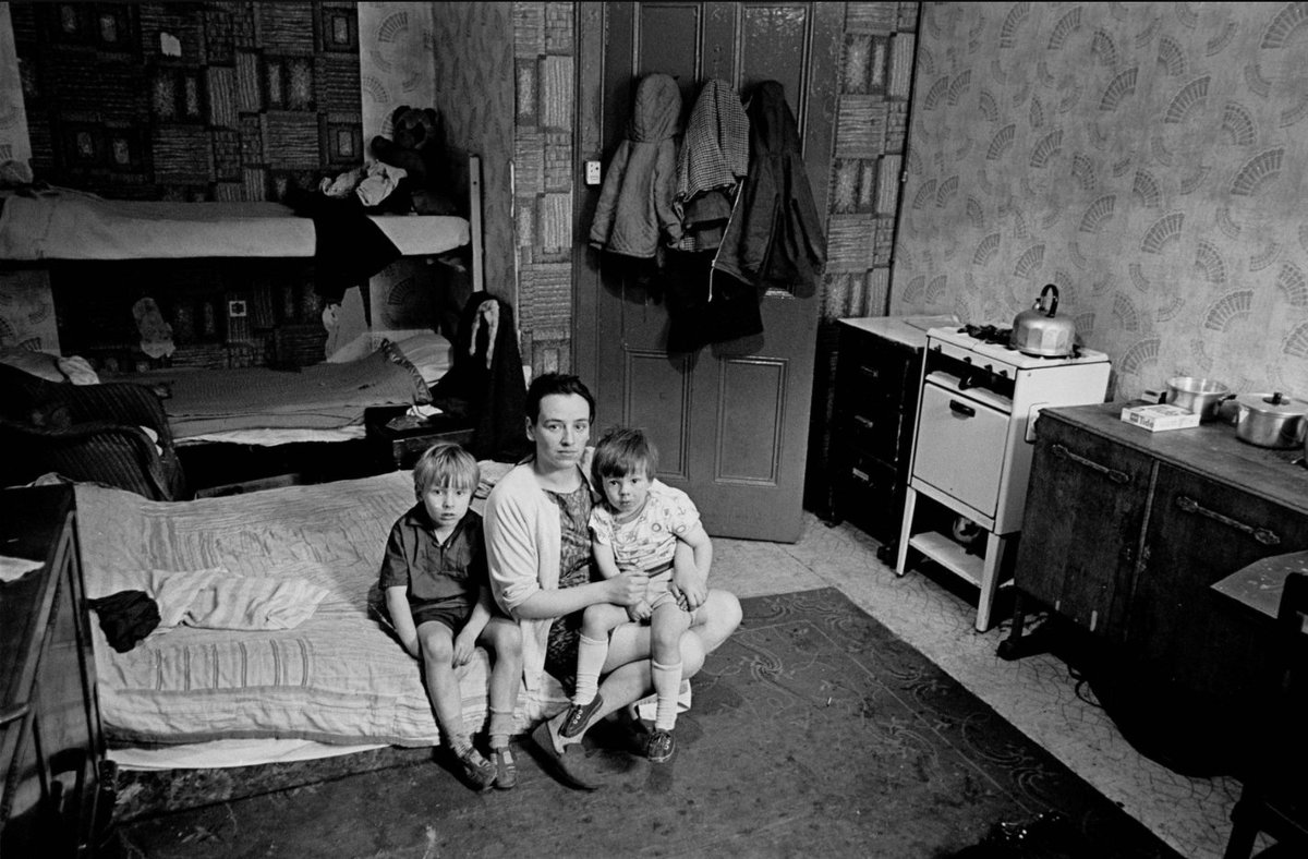 The Murphys lived in one of Glasgow’s legendary ‘Single Ends’ – a one-room flat, probably no more than 16 sq.m, with a single toilet shared between multiple dwellings. It would have a box bed in an alcove, but mattresses would be spread across the floor at night.