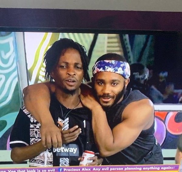 Gadgetsphere_ng's tweet image. Laycon iron Kiddwaya's bandana's scaf and tie it on his head Hnmmmmm😀😀😀😀Who is the game master again ?
#BBNajia 
#BBNaijaLocdown 
#StreamLaycon