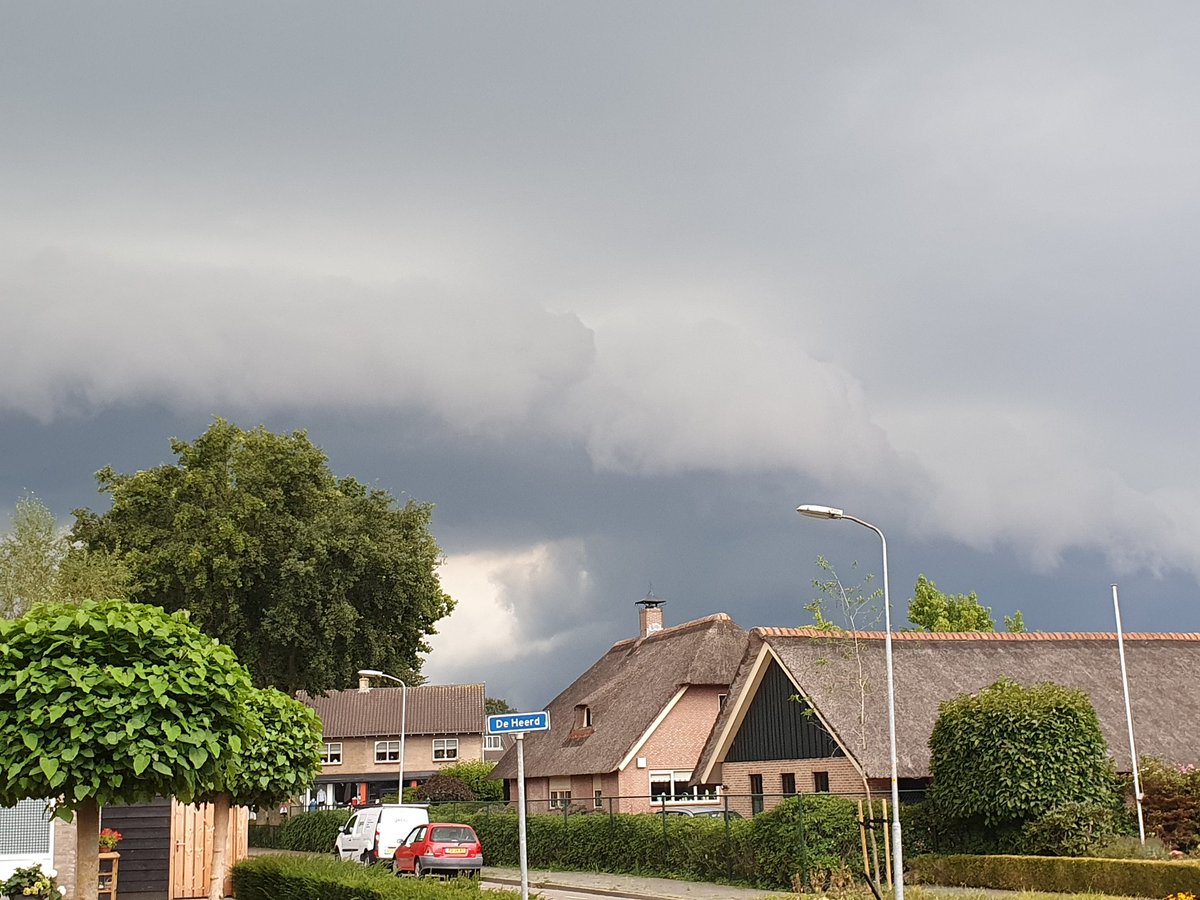 GeaRakhorst's tweet photo. #onweer #hoevelaken Het komt eraan denk ik..... https://t.co/cTinWLPKOy
