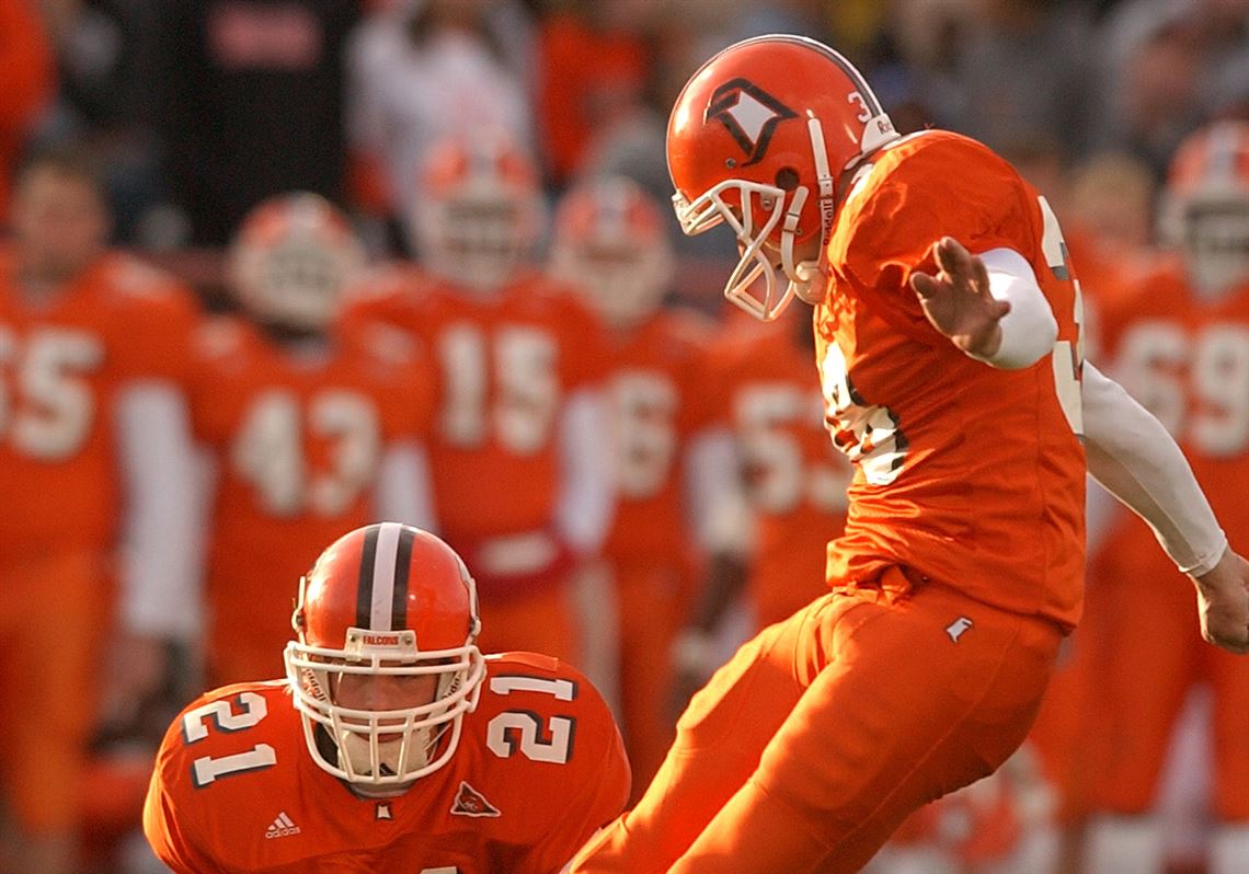 I could've went with the more recognizable BG Birdhead logo, but to me, one of  @BG_Football's best looks took a more minimalist approach. The "LT logo" creates a bird head on the bright orange helmet. It creates a helmet that is distinctively Bowling Green.