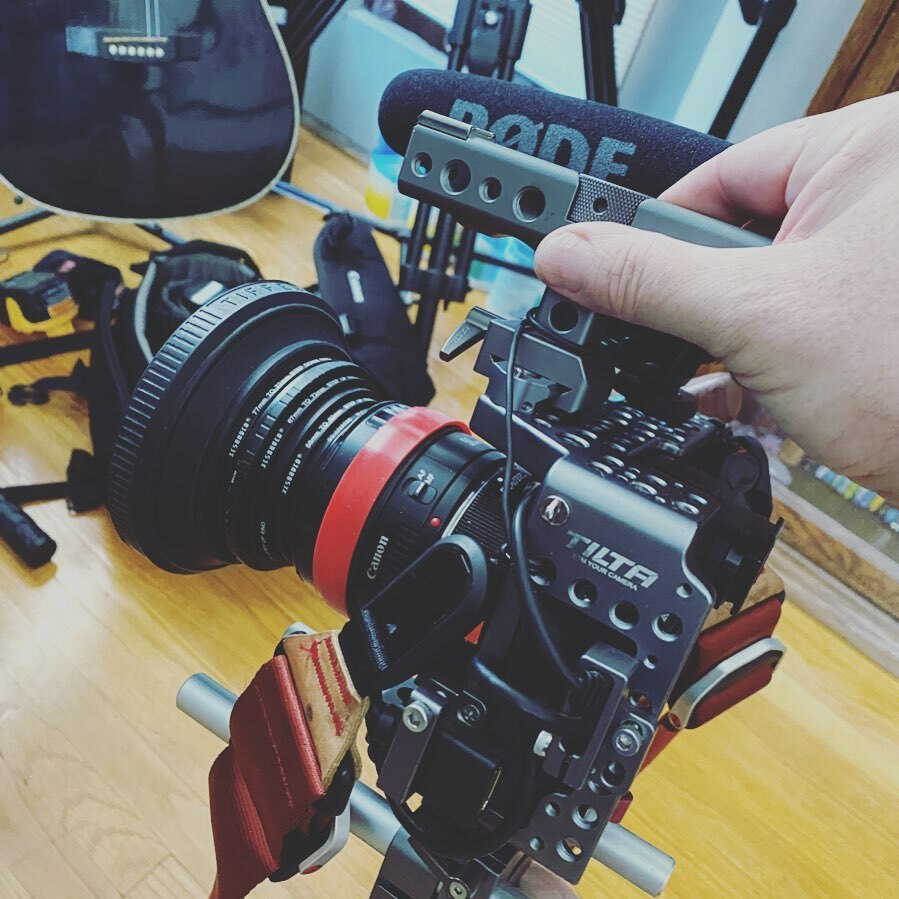 douglasbmiller's tweet photo. Need a small rig for today. Going with my A7S2 on a Canon 50mm in the Tilta rig with the Rode mic.
#sonya7sii #røde #sonyvenice #sonyalpha #sonya7riii #tilta #smallrig #canon #sonyprousa #directorofphotography #cinematographer #camera #cameraoperator #i… https://t.co/1bkOGkORsm https://t.co/oU6nDeB8mL