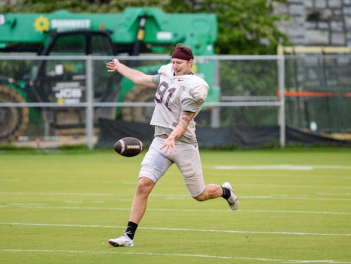 HokiesFB's tweet photo. Our Specialists Are Special 🦾

One of the best tandems in 🇺🇸 

#HardHatMentality 👷🏽‍♂️ https://t.co/r6Ncs8lMqF