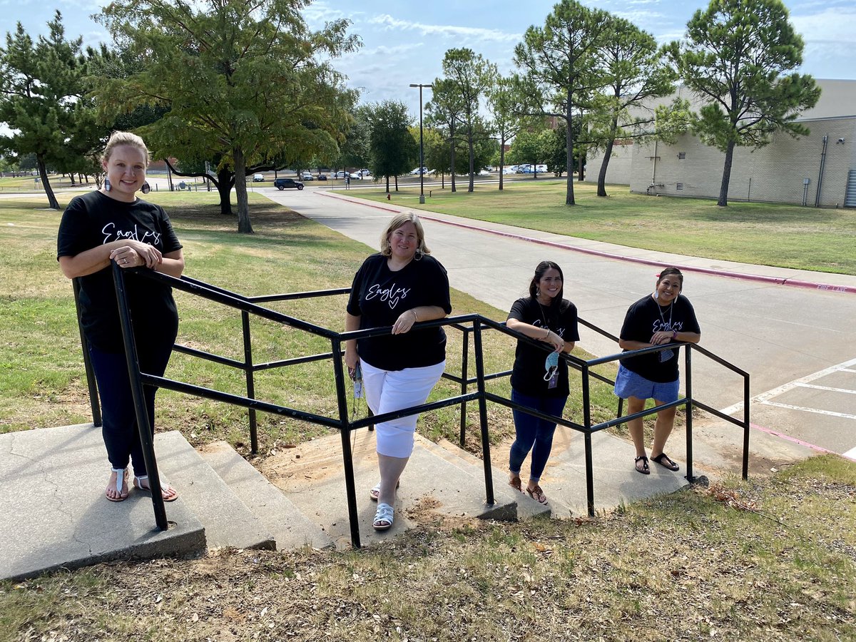mrssimonis19's tweet photo. Ready for a great year at Heritage Elementary!! #kinderteam https://t.co/eBVKn9WHCp