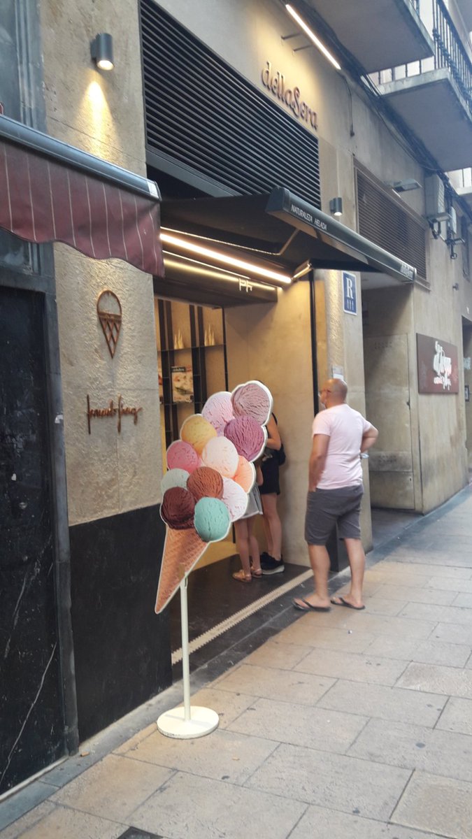 Hay un dicho 'uno no es de donde nace, uno es de donde pace'

Version hoy puede ser 'uno es de donde hace cola'

#LaRioja #Logroño #yaestamosdevuelta