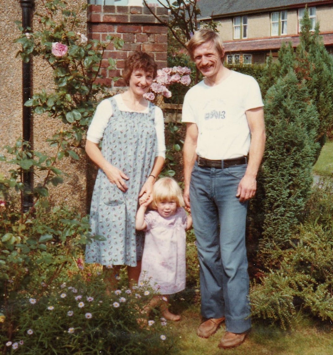 Wilma and Robert were married on the 28th December 1976, and over the next 7 years had two children, Kathryn ( @manymanyplies) and Douglas. The family moved to a semi-detached house nearby in Kelvindale.