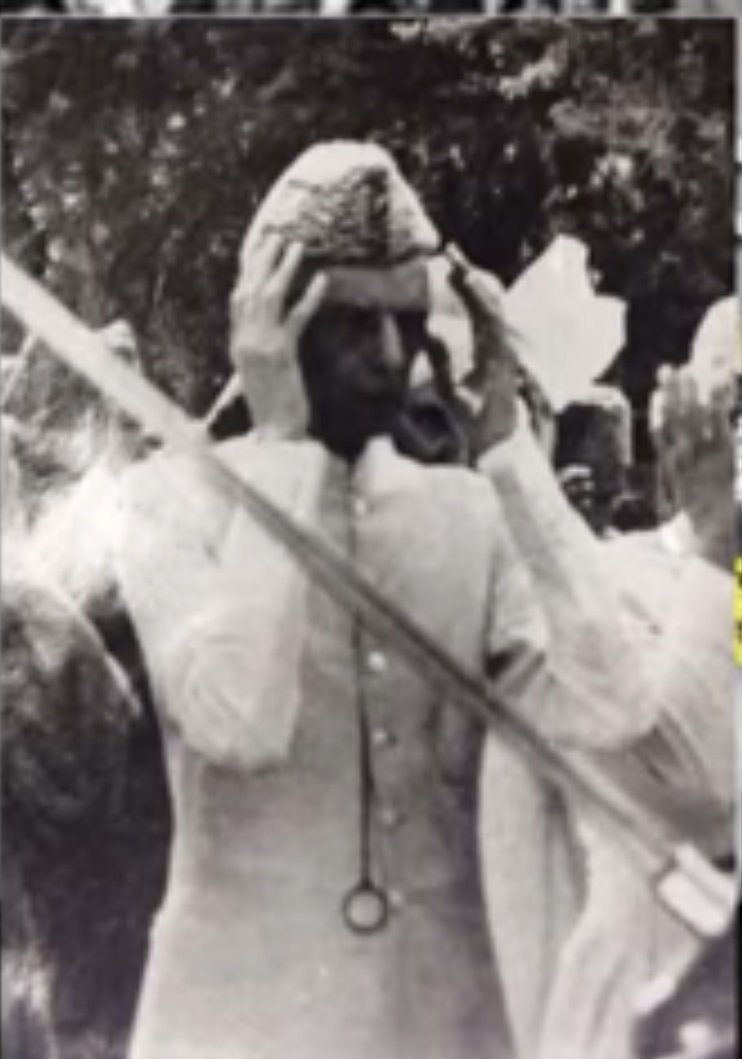 Talwar leke Jinnah ki ek tasveer ki liflet baant rahe the Kolkata ke mayor Sayad Osman Khan. League Neta Khaza Najimuddin ne Muslimo se kaha ki yeh Direct action day ki suruyat hogi Ramzan ke mahine se(5/n)