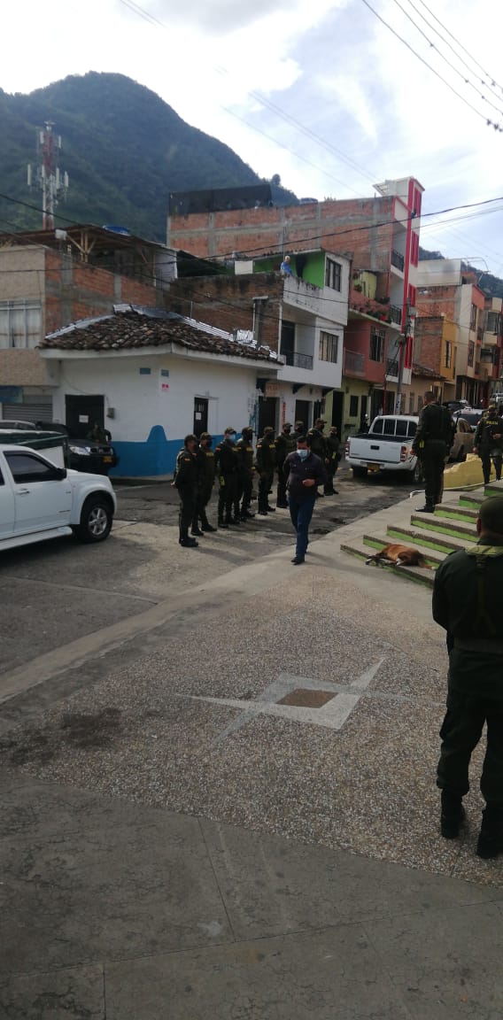 #AEstaHora la <a href="/gobnarino/">Gobernación de Nariño</a> a través la @Secgobnar  en el Municipio de #Samaniego acordando acciones urgentes de orden público <a href="/PoliciaNarino/">Departamento de Policía Nariño</a> <a href="/COL_EJERCITO/">Ejército Nacional de Colombia</a> después de los hechos ocurridos en la vereda  Santa Catalina donde 8 jóvenes murieron en manos de desconocidos