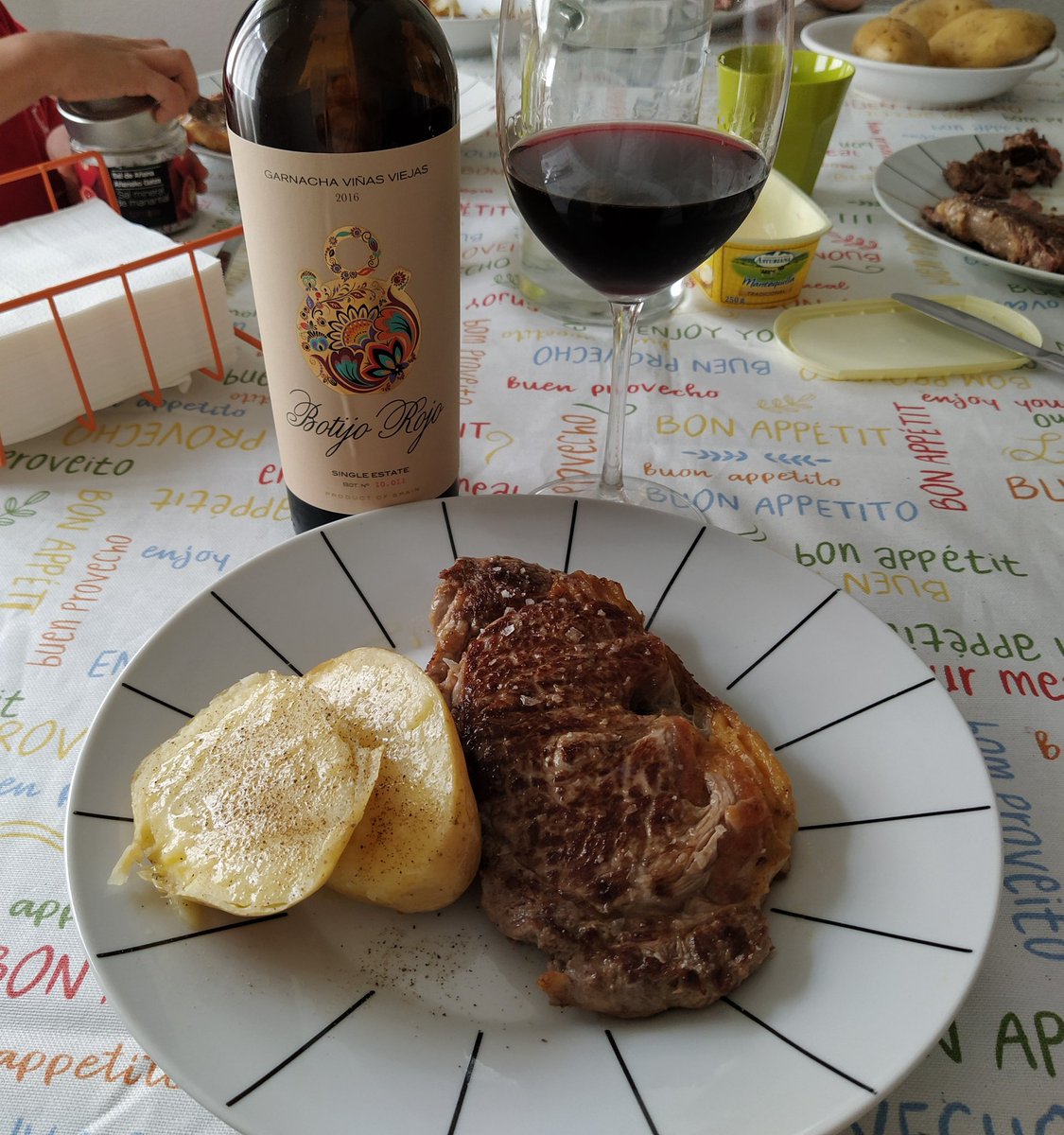 MiguelCallejaO's tweet photo. Momentos en la vida que con una buena pieza de carne y un botijo rojo no necesitas mucho más. Jugosos frutos rojos, intensos especiados y amables ahumados.
Cuando la felicidad la encuentras en la simplicidad 😇
🍷 Botijo Rojo Garnacha Viñas Viejas 2016 @BFrontonio @wineissocial https://t.co/JrAgb2ooa7