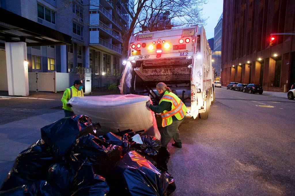 NYCSanitation's tweet photo. Setting your garbage out for pickup? Please place your trash into leak-proof receptacles with tightly fitting lids or in securely tied, heavy duty opaque bags. https://t.co/HVLx2EWmCA