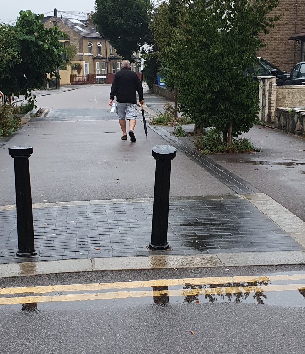 Took a trip to  @wfcouncil to check out a Low Traffic Neighbourhood to see if it can work in Berrylands. Here are a few things I saw. A modal filter keeps rat runners out of residential streets.