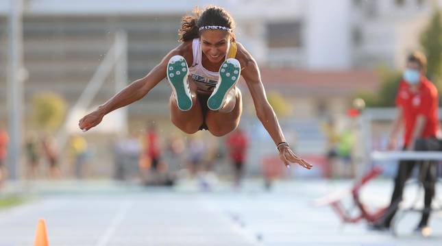 El #atletismonavarro no para su ritmo y sigue volando bajo.
La foto de <a href="/eduardobux/">Eduardo Buxens</a> de <a href="/DiariodeNavarra/">Diario de Navarra</a> nos define a la perfección. 😍
Gracias. 🔝
Muy satisfecho de poder vivir esta época en <a href="/atletismoFNAF/">Federación Atletismo Navarra</a>.