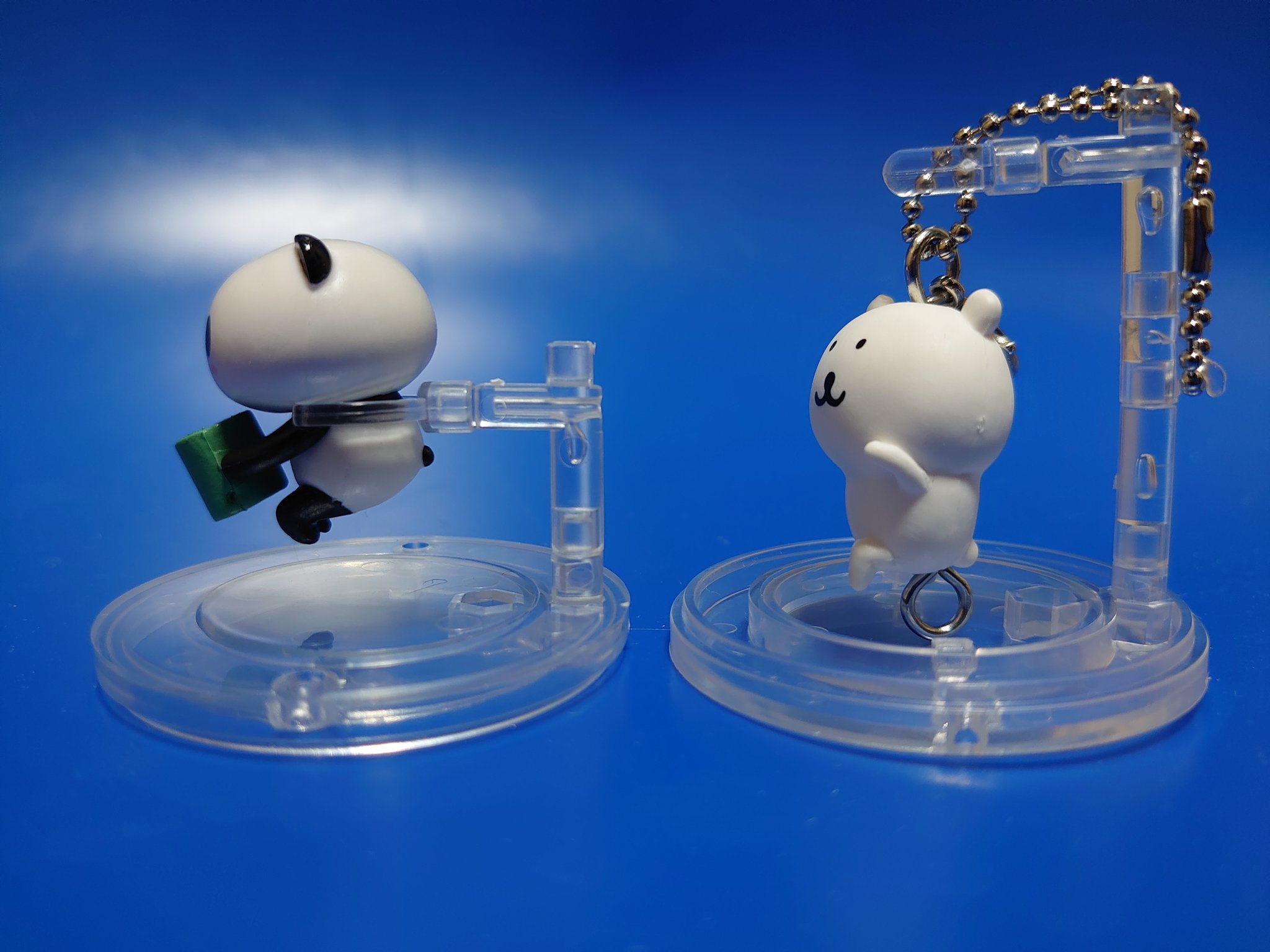 تويتر リーダー على تويتر また面白いガチャを見つけたよ ガシャポンフィギュアを飾る台座 1回0円 1カプセル2セット入り 名前の通り自立できないフィギュアを吊るしたり挟んだり 数種の固定アイテム選択式の台座 おパンとくまちゃんで飾って見ました