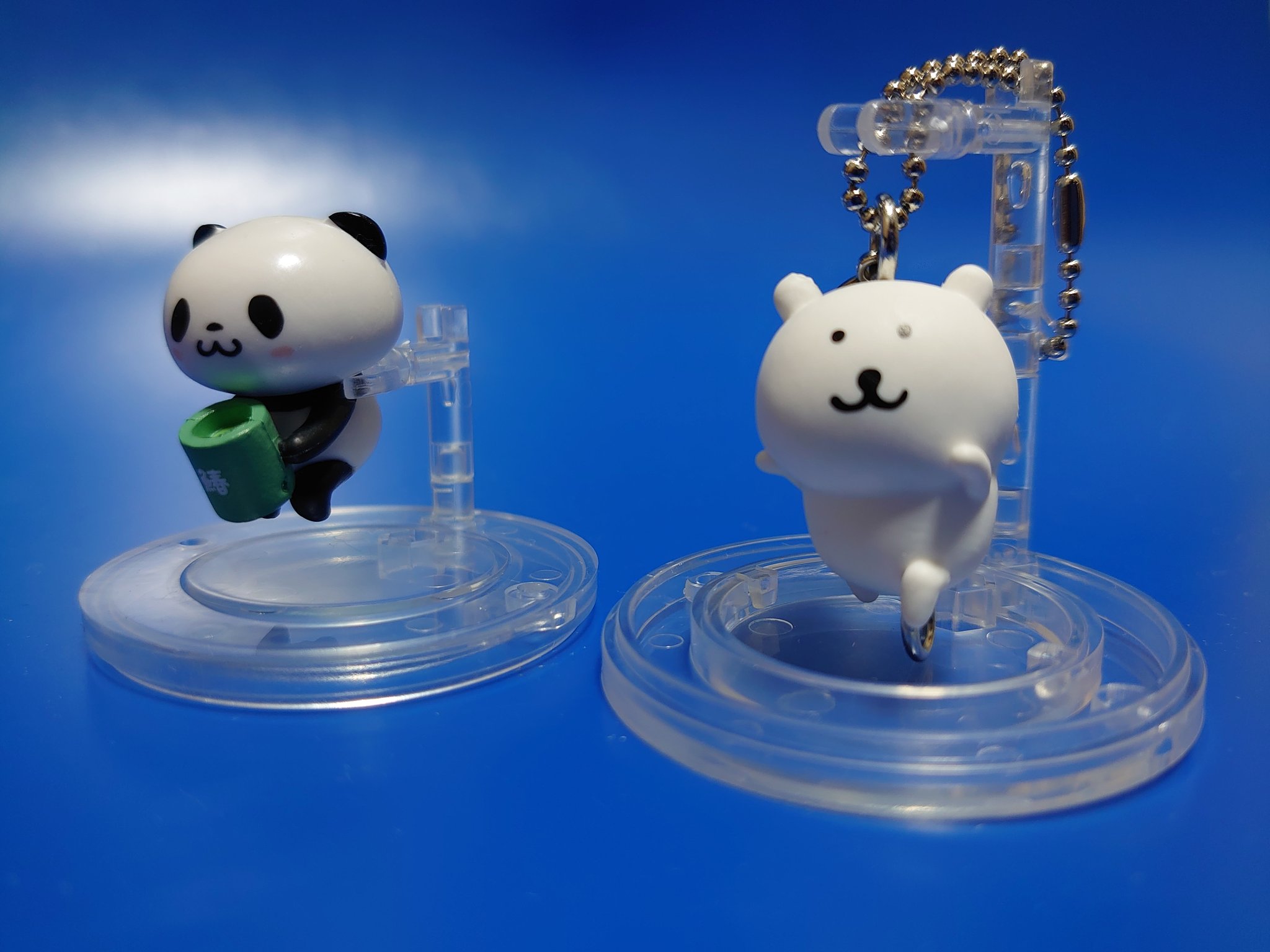 Twitter 上的 リーダー また面白いガチャを見つけたよ ガシャポンフィギュアを飾る台座 1回0円 1カプセル2セット入り 名前 の通り自立できないフィギュアを吊るしたり挟んだり 数種の固定アイテム選択式の台座 おパンとくまちゃんで飾って見ました かなり