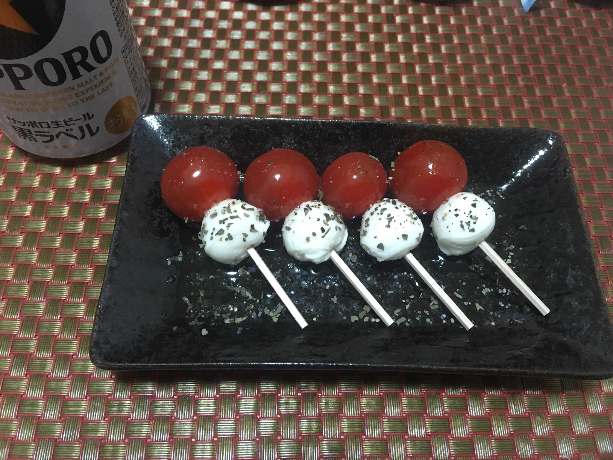 @DietMan40 ごめんなさい
気づいたらプチトマトとキャンディサイズのモッツァレラを串うちしてクレイジーソルトふってオリーブオイルとポン酢かけたの作ってました 