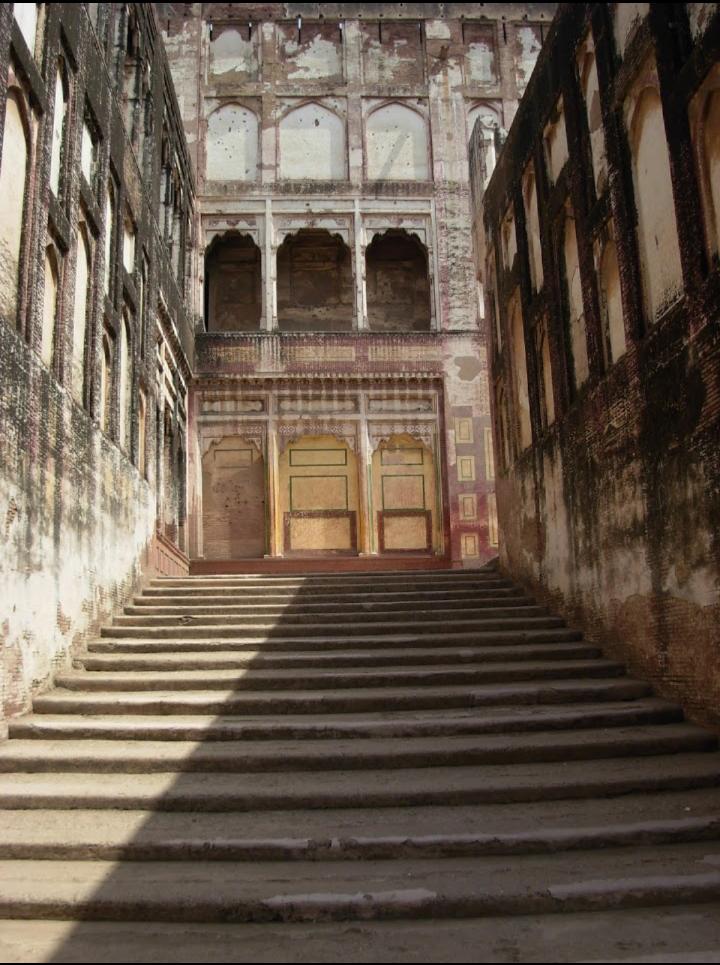 Lahore FortAlthough the original fort has probably existed for more than a 1000 years at least as the citadel to the major city of Lahore, the current structures were constructed by the Mughals in 1566. It was briefly used as the capital of the empire between 1586 and 1598.