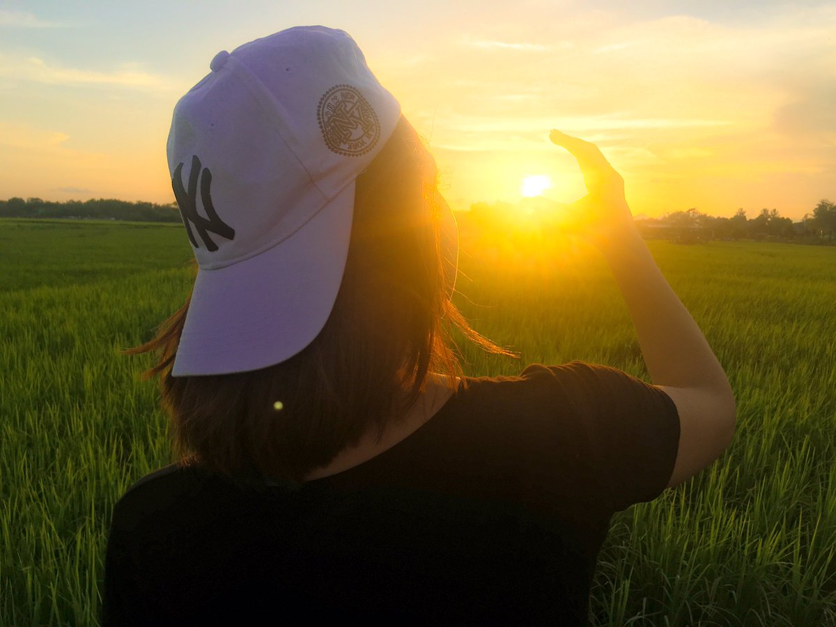 Hasa_nana1932's tweet photo. There is only one way to happiness and that is to cease worrying about things which are beyond the power of our will.
มีทางเดียวเท่านั้นที่จะมีความสุข นั่นคือการเลิกกังวลเกี่ยวกับสิ่งที่อยู่นอกเหนืออำนาจของเรา -Epictetus

#คำคมภาษาอังกฤษ #คําคมภาษาอังกฤษแปลไทย #คําคมชีวิต #คำคม https://t.co/DZ6Iydpjnt