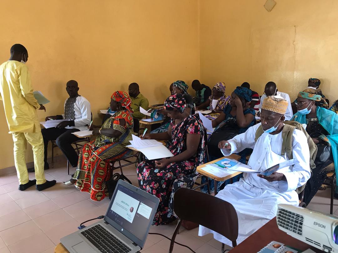 AndreaElanga's tweet photo. À #Maroua #ExtrêmeNord #Cameroun @ebase_africa. Mâtinée très enrichissante. séance de discussion avec les #acteurs majeurs de l'#éducation pour une #PDFDP dans le cadre du projet
#WeAttain
@ebase_africa @okwen @rigobertpambe @DonJasco @EEFStephenF @jumwohmiki https://t.co/p0yvlJCpVk
