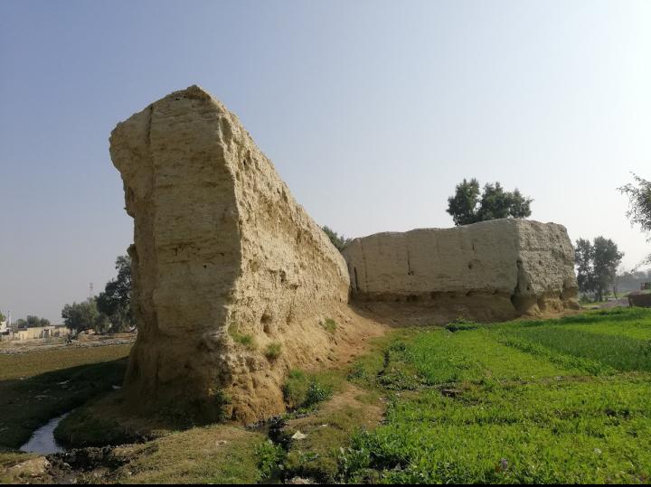 Mankera FortMostly in ruins, the original fort consisted of a wall surrounding the small town of Mankera along with residencies for nobles at the center.