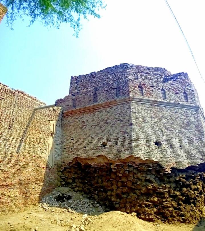 Satghara FortRemember Mir Chakkar Rind from the forts of Balochistan thread?At the end he had settled in Satghara in Okara district with his followers and was burried there. This is a fort from that era.