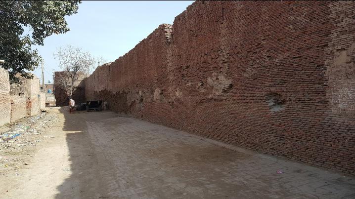 Satghara FortRemember Mir Chakkar Rind from the forts of Balochistan thread?At the end he had settled in Satghara in Okara district with his followers and was burried there. This is a fort from that era.
