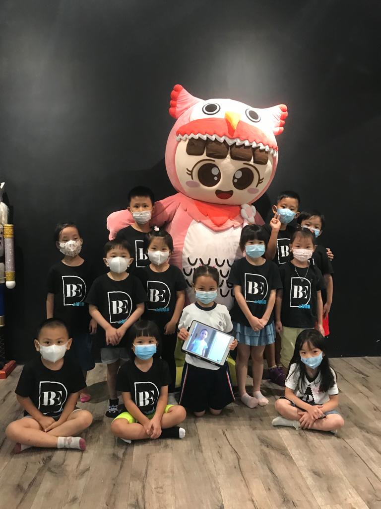 MoMoDaily1's tweet photo. いっしょにリハーサルしてくれた小さなお友だち、ありがとう!本番もぜったい成功まちがいなし‼️
#ご当地キャラ #ゆるキャラ #香港吉祥物 #易易 #yuruchara #photooftheday #Momo #character #mascot #吉祥物 #キャラ #キャラクター #dancing #bedance #hkmascot #跳舞 #吉祥物跳舞 https://t.co/PlYs2YiGFM